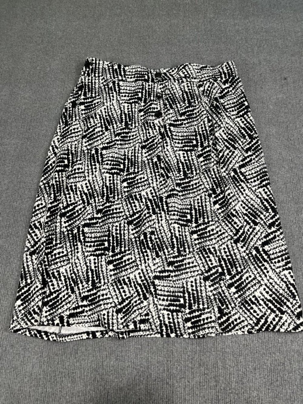 Robert Louis Abstract Black & White Knee-Length Skirt With Button Detail XL